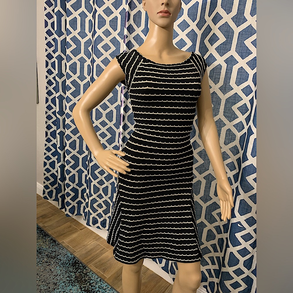 Jessica Simpson knitted Lycra black and cream scallop dress .